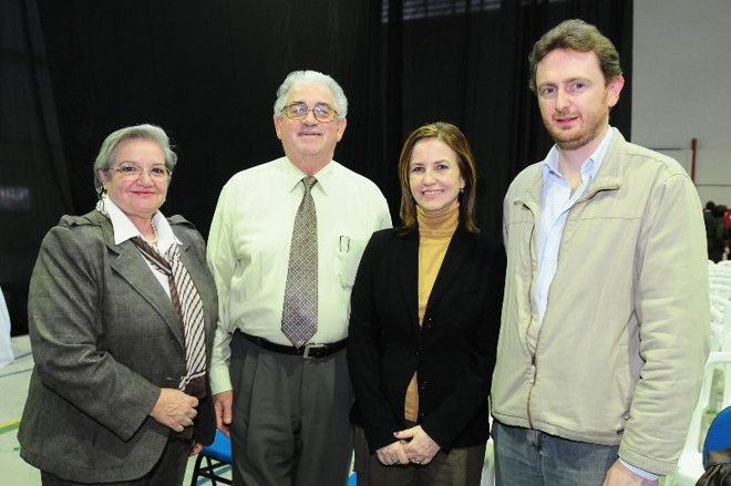 Marista inaugura novo espaço- A Rede Marista de Solidariedade inaugurou seu novo Centro Educacional, na Cidade Industrial, ampliando os serviços de educação infantil da entidade. Na inauguração, a presença de Marilda Menegazzo, representando o secretário de Educação do Estado, Flávio Arns; irmão Dario Bortolini, presidente das mantenedoras ABEC/UCE; a secretária de Educação de Curitiba, Liliane Casagrande Sabbag, representando o prefeito Luciano Ducci; e o irmão Jorge Gaio, articulador da Rede Marista de Solidariedade | 