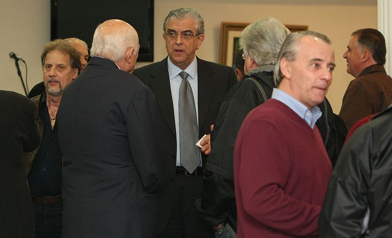 Petraglia conversa com conselheiros antes da apresentação: ex-presidente articula apoio para ter sua proposta escolhida para a Arena | Marcelo Elias / Agência de Notícias Gazeta do Povo