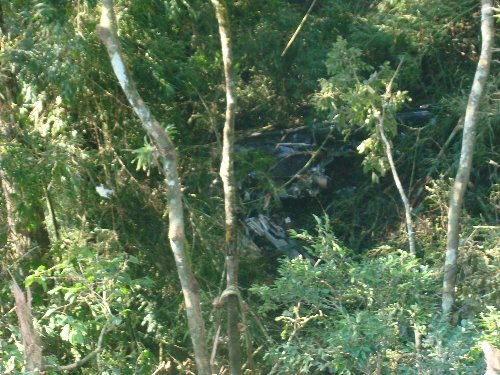 Os destroços foram localizados pelo helicóptero Águia, de Joinville, por volta das 13 horas, quando um militar desceu de rapel até o local | Divulgação/2ª Companhia do Batalhão de Aviação da Polícia Militar