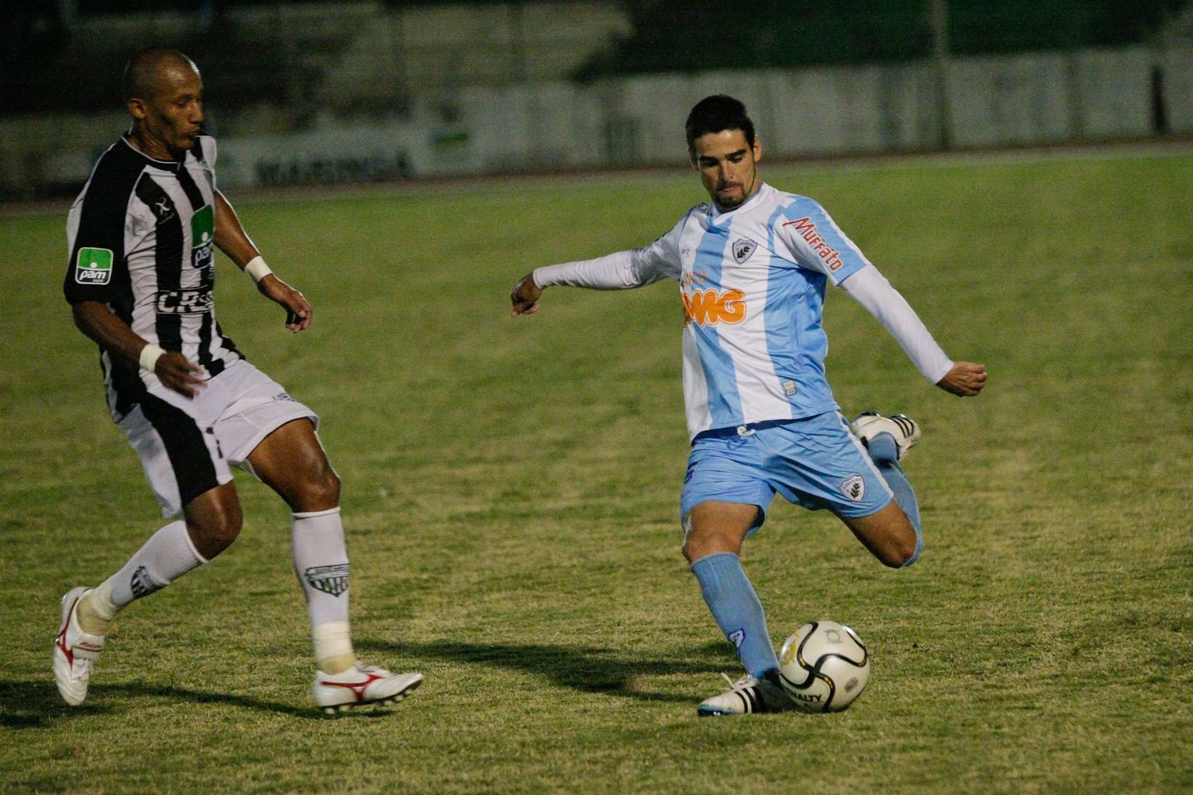 Lance da partida disputada no primeiro turno, quando Grêmio venceu o clássico | Bulla Jr./Gazeta Maringá
