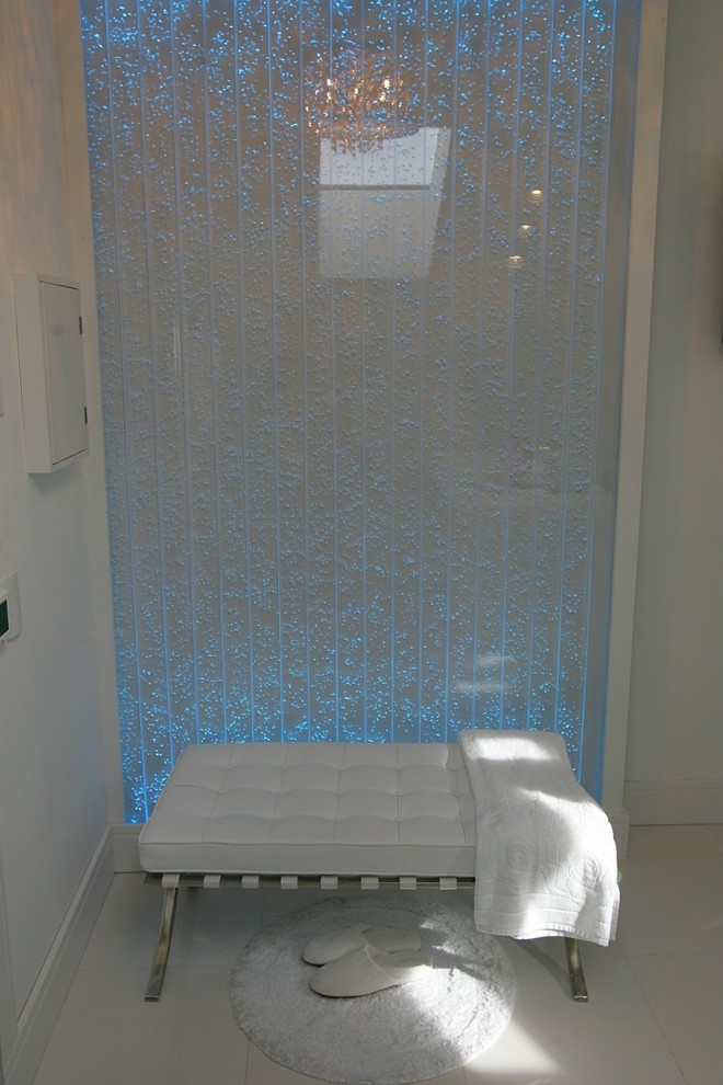 Hall, Rouparia e Banheiro, da arquiteta Viviane Ribeiro - Painel de Bolhas, da Mondiale Acrílicos, R$ 4 mil. Chaise Longue, da Bauhaus, por 6 vezes de R$ 199 | 