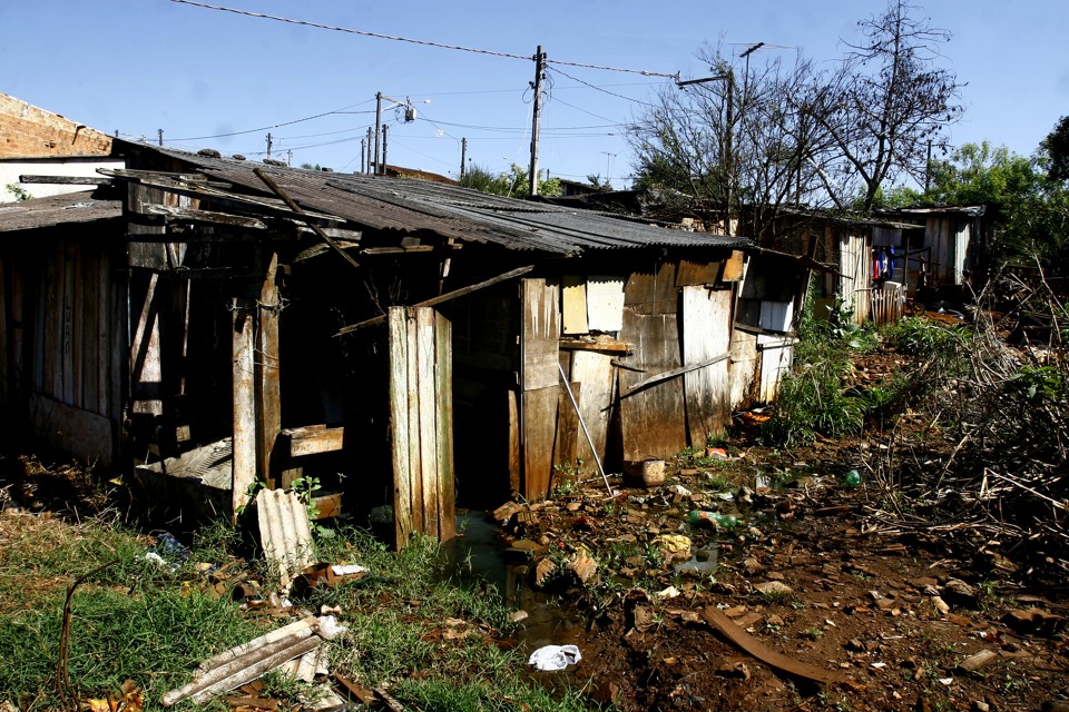 Jardim Santa Inez, na zona leste de Londrina. O acúmulo de lixo e água parada aumentam as condições de proliferação do mosquito da dengue | Roberto Custódio / Jornal de Londrina