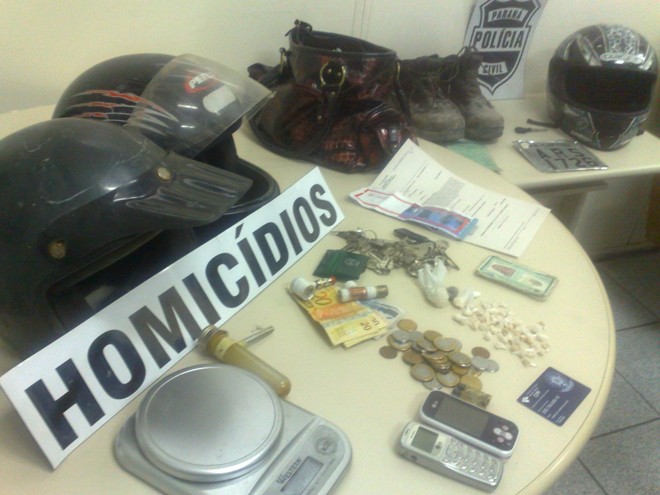 Na casa de um dos suspeitos, foram encontrados a moto, o capacete e a bota do professor | 