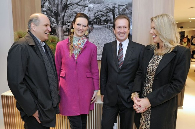 O empresário Edson Marochi (à dir.) com os arquitetos Jayme Bernardo e Renata Pisani (nas pontas) e a designer Gisele Busmayer no badalado coquetel de inauguração da megaloja Simmetria Ambienti, na última quinta-feira, na Carlos de Carvalho | 
