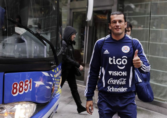 O paraguaio Haedo Valdez faz sinal de positivo antes de entrar no ônibus da seleção: jogador admitiu sofrimento na semifinal | Jorge Adorno/ Reuters