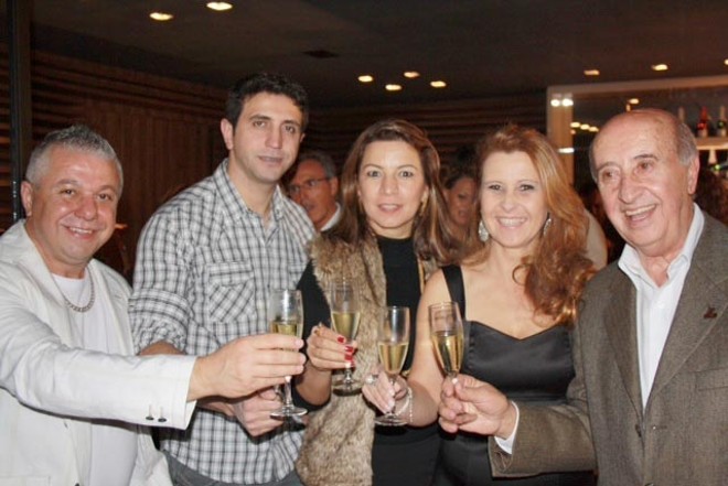 Valmir Rossato (à esq.), Marcos Almeida, a designer de interiores Jeslayne Valente e Vera e Otílio Mônaco brindam no coquetel realizado no Cocktail Bar da Casa Cor pela Vinícola Salton e a Adega Muf s |
