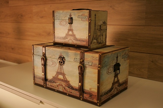 Baú Paris (R$ 364,29) e Maleta Paris (R$ 180). Produtos da Linha da Casa | 