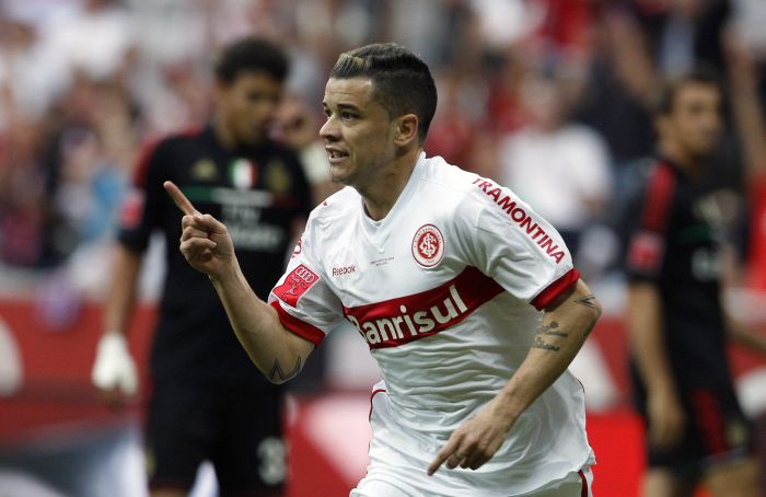 D Alessandro comemora um dos gols do Inter diante do Milan | Michaela Rehle / Reuters