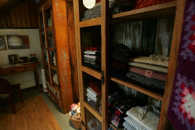 R$ 1.190Armário de madeira de demolição, da Hall, Rouparia e Banheiro, da arquiteta Viviane Ribeiro. As roupas também serão vendidas a partir de R$ 50. Outros produtos do ambiente: carrinhos sob a bancada, da Kaesart Móveis sob Medida, por R$ 960 cada, e painel bolhas com cromoterapia, da Mondiale Acrílicos (R$ 4 mil) | 