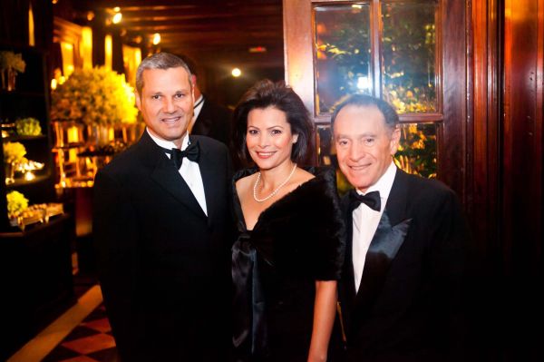 NOVA DIRETORIA NO GRACIOSA COUNTRY CLUB -João Carlos Ribeiro assumiu novamente a presidência do tradicional clube em jantar realizado na última semana, que contou com a presença de muitos associados. Entre os presentes, Luiz Roberto Pinho Borges e sua esposa, que fizeram questão de cumprimentar o novo presidente pela vitória nas urnas |