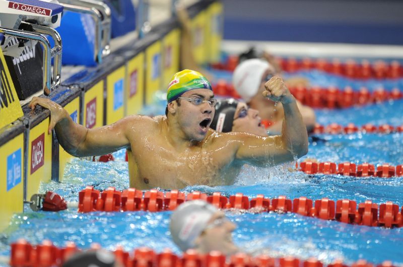 Felipe França vibra ao ver no placar que foi o vencedor na prova dos 50 metros borboleta, no Mundial de Xangai | Francois Xavier Marit / AFP