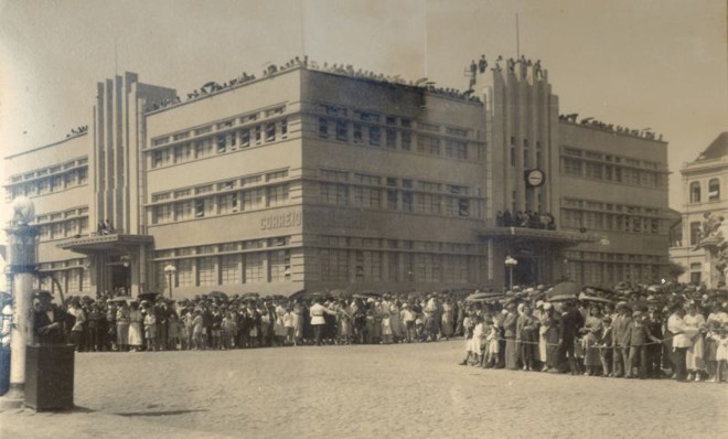 No mesmo prédio, em 1937: pessoas assistiam aos desfiles do Dia da Bandeira |
