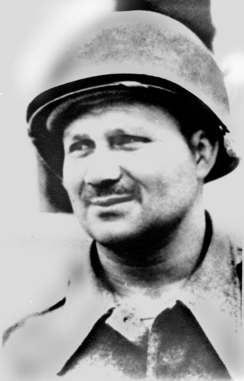 Fotografia do sargento Max Wolff Filho em uniforme de campanha, incluindo o capacete de aço, americano, adotado pelo Exército brasileiro | Arquivo