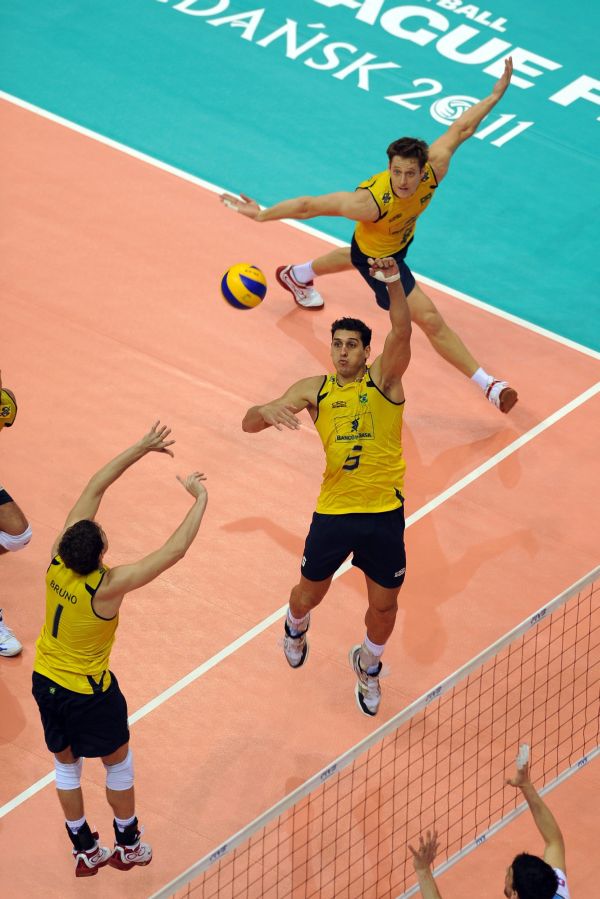 Murilo, Bruninho (1) e Sidão (5) armam o ataque brasileiro na semifinal de ontem contra a Argentina | FIVB