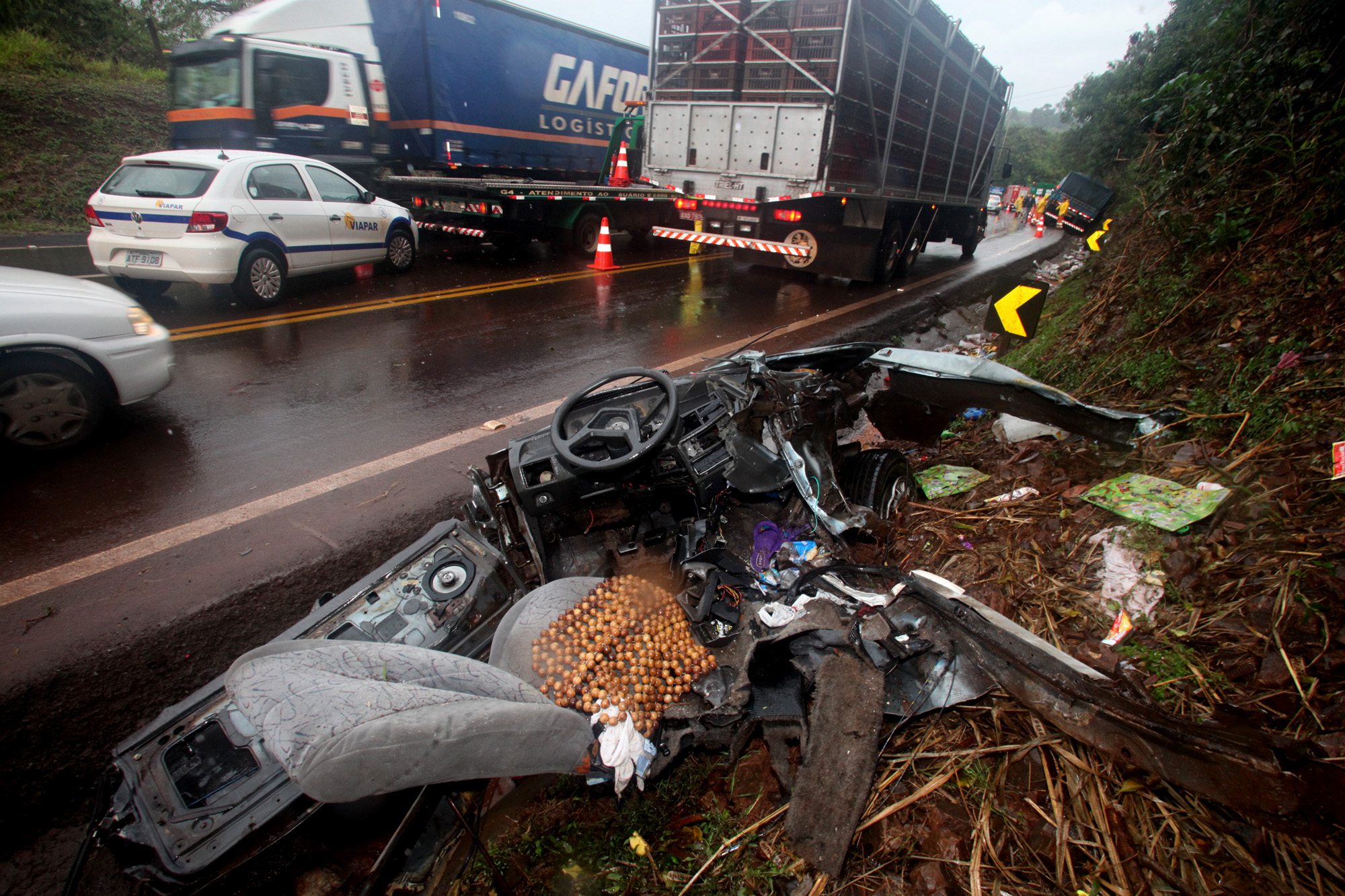 A força do impacto foi tão grande que o carro partiu ao meio e a parte traseira ficou presa embaixo do caminhão | Dirceu Portugal/Gazeta do Povo