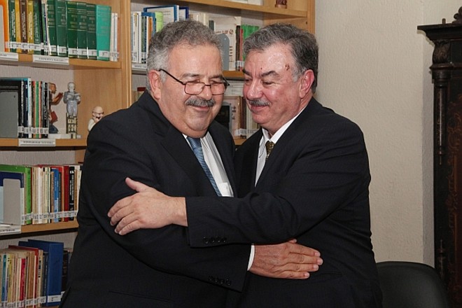 O professor Belmiro Valverde (à esq.), presidente do Centro Educacional João Paulo II, cumprimenta o advogado João Casillo pelo lançamento do livro O Direito e a Arte  uma coletânea, realizado na última sexta-feira. A obra foi editada pelo Solar do Rosário com apoio da Lei Rouanet | 