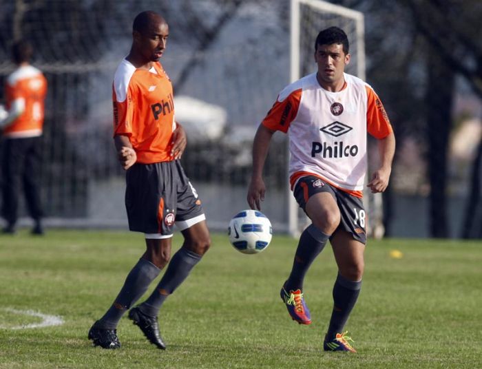 Edilson (de colete) no treino do Atlético nesta terça-feira | Albari Rosa / Gazeta do Povo