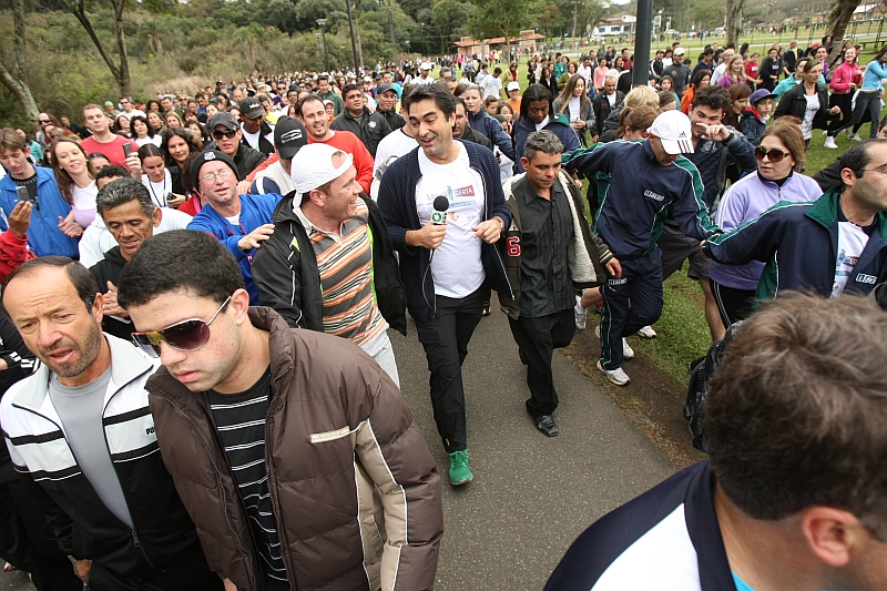 O apresentador Zeca Camargo comandou uma caminhada pelo Parque Barigui, neste sábado, em Curitiba | Antonio More/ Gazeta do Povo