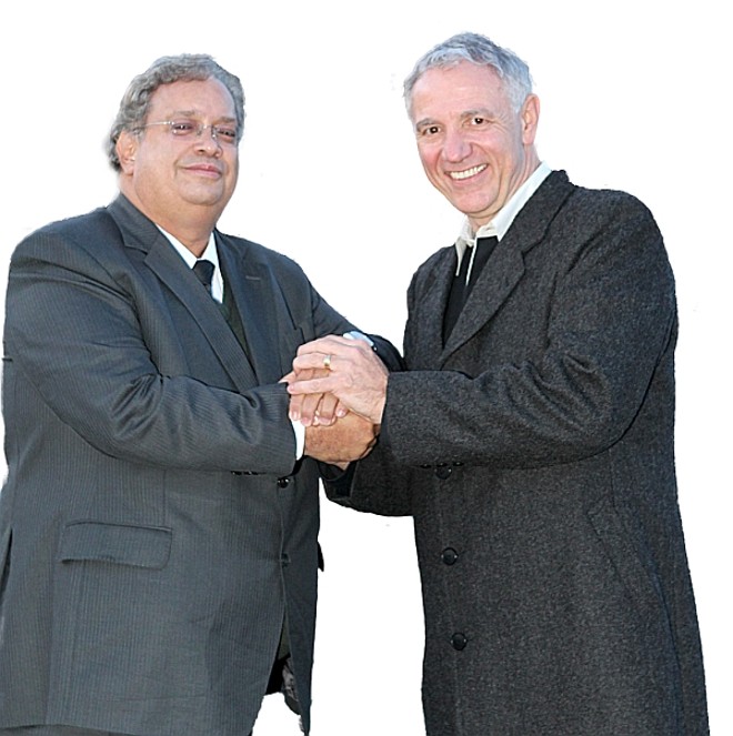 Esquenta a disputa pelo comando da Fiep. Ontem, o candidato da oposição, Carlos Walter Martins Pedro (à esq.), veio a Curitiba para anunciar que vai vestir a camisa do candidato da situação, Edson Campagnolo (à dir.), representante da indústria do vestuário do estado, que lidera a chapa Fiep Independente. O prazo para registro das chapas termina nesta sexta-feira e a eleição ocorre em 2 de agosto |