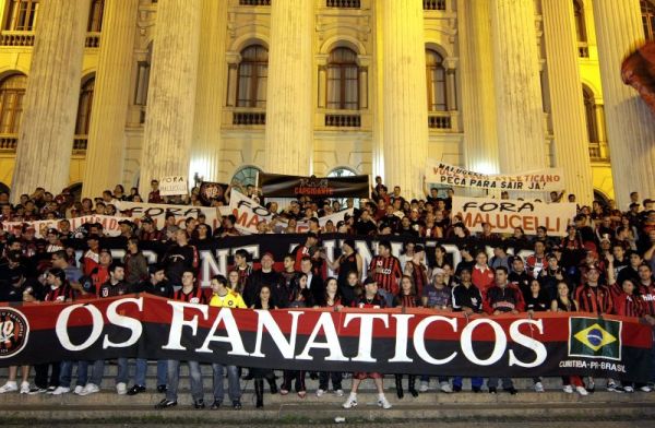 Fanáticos encampa Fora Malucelli -Um grupo da Torcida Organizada Os Fanáticos, cerca de 300 torcedores, fez ontem passeata para protestar contra a gestão do presidente do Atlético Marcos Malucelli. Empunhando faixas com os dizeres Fora Malucelli e Chega de palhaçada, Copa na Baixada, os torcedores partiram da Praça Santos Andrade, no Centro de Curitiba, em direção à Arena. Apesar de informar no site oficial que o objetivo do ato não é derrubar e muito menos promover ninguém, a facção teve o apoio do ex-presidente Mario Celso Petraglia, que não esteve presente havia, porém, pessoas ligadas a ele no protesto. Procurado pela reportagem, Malucelli não atendeu as ligações | Hugo Harada/ Gazeta do Povo