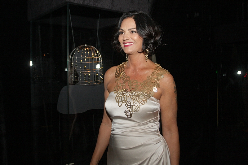 Luiza Brunet, simpática e deslumbrante como de costume, causou frisson na abertura da exposição AuDITIONS Sincronicidade, da AngloGold Ashanti, anteontem, na Casa Andrade Muricy. Madrinha da mostra itinerante e golden girl do catálogo, ela chegou com um colar criado especialmente pelo designer Gringo Cardia. Ao fundo, a peça Big Bang, uma das 24 joias conceituais expostas, de autoria do arquiteto e designer curitibano Sergio Pires | Mauro Campos