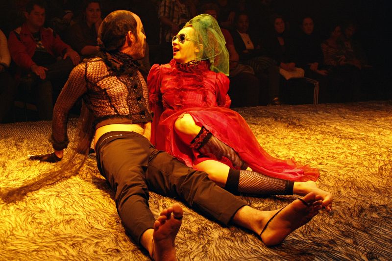 Luiz Bertazzo e Greice Barros em cena que une poesia e crítica social | Elenize Dezgeniski/Divulgação