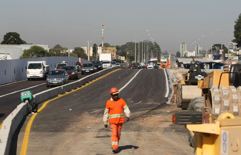 Construção de trincheira na chamada Linha Verde Norte, em Curitiba: à exceção da Repar e da usina de Mauá, Paraná tem poucas obras de grande porte | Daniel Castellano/ Gazeta do Povo