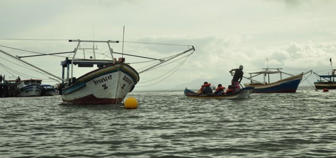 Enfrentar o mar como os pescadores, a bordo de uma canoa de um pau só, é uma das atividades oferecidas pelo turismo caiçara | Carolina Gabardo Belo/Gazeta do Povo