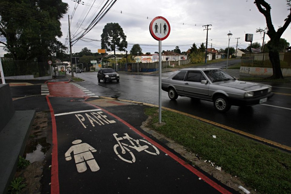 Rua Toaldo Túlio, uma das poucas com uma ciclovia em Curitiba: agilidade e prática de exercício têm feito as bikes caírem no gosto dos brasileiros, mas na maior parte das cidades a infraestrutura ainda é precária | Priscila Forone/ Gazeta do Povo