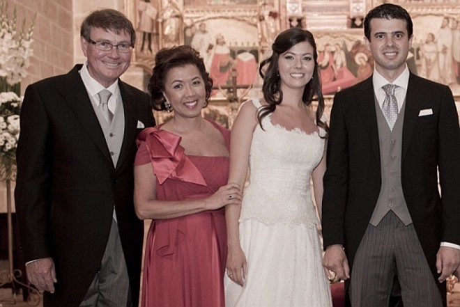 Debora Chao Decock com os pais Clara e Jean Paul Decock e o marido, o espanhol Manolo Martorell, na cerimônia de seu casamento realizado no último dia 15 em Valencia, na Espanha. O casal mora em Paris, onde ela trabalha na Air France. Clara e Jean Paul são proprietários do badalado restaurante Ile de France |