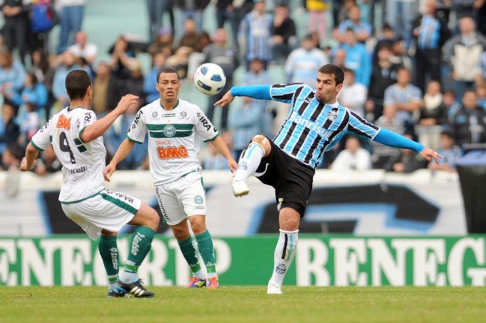 Leonardo, Léo Gago e André Lima que ajeitou a bola com a mão antes de marcar para o Grêmio disputam jogada no Olímpico | Pedro Revillion/ Correio do Povo
