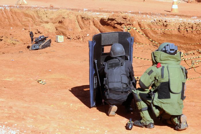 Policiais simulam ação antibomba no terreno do novo Mané Garrincha: foram usados robôs e cães farejadores na atividade | Wilson Dias/ Agência Brasil