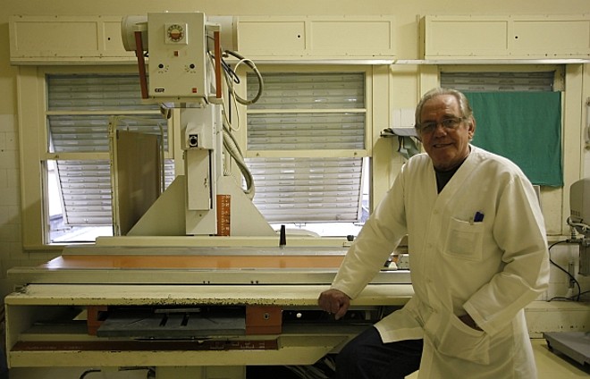 O técnico em radiologia Alcides da Rosa voltou ao hospital depois da aposentadoria |