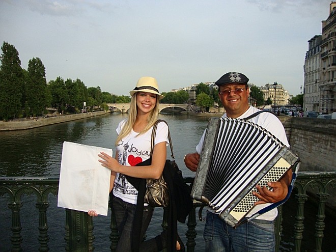 A nutricionista e acadêmica de Direito Aninha Muffone em típica cena parisiense na temporada de férias | 