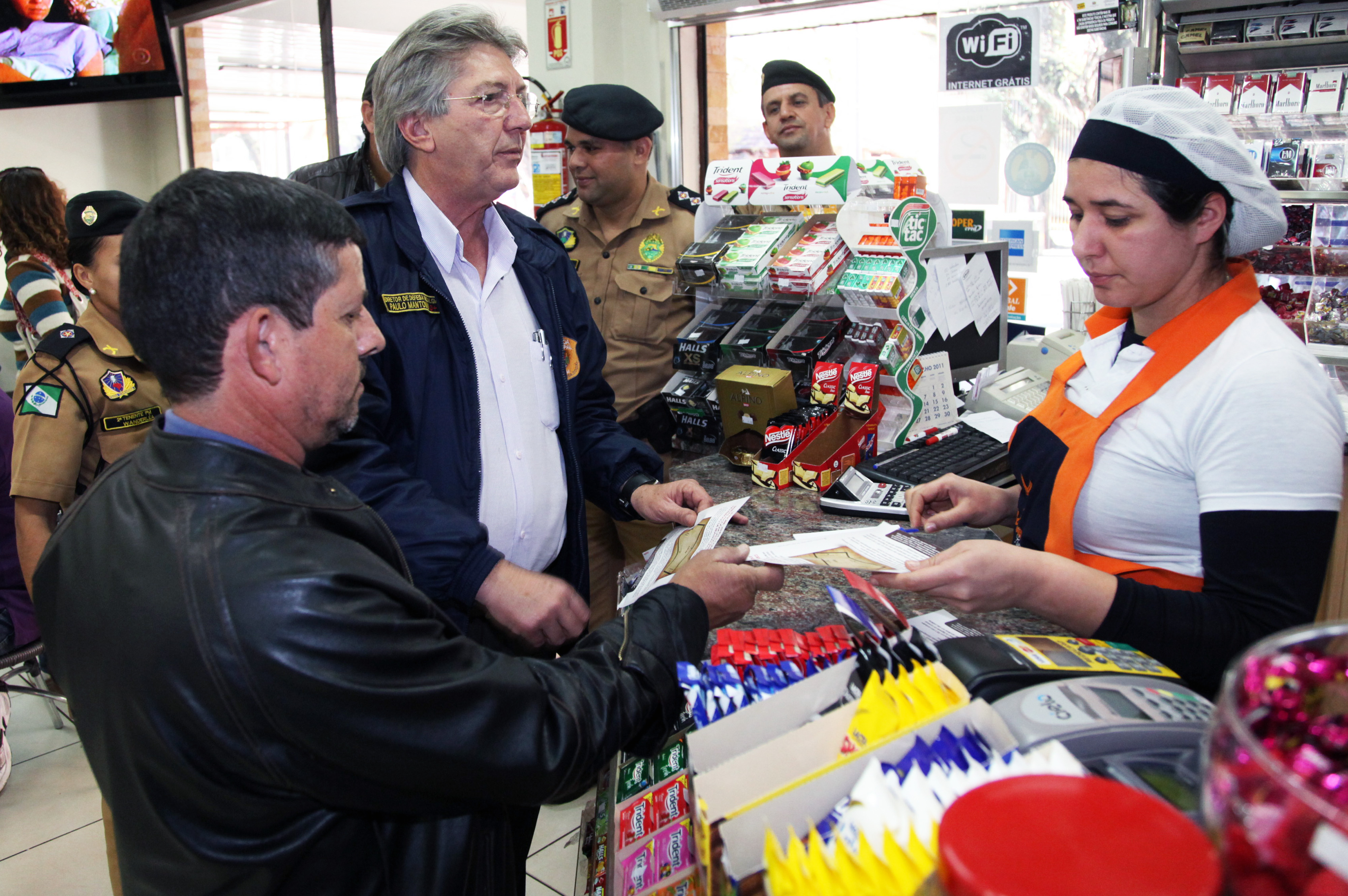 Para evitar que a lei seja desrespeitada, a força-tarefa formada por vários órgãos realizou a distribuição de folhetos e orientou os comerciantes | Divulgação - PMM