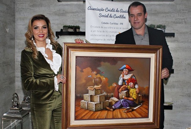 Recursos para a Acridas- Voluntária da Acridas há dez anos, a apresentadora Monica Gulin foi alçada à madrinha do berçário da instituição em 2005 e vem buscando auxiliar na arrecadação de recursos à entidade, que atende bebês e crianças vítimas de maus-tratos e abandono. Nesse sentido, Monica realiza há três anos o almoço gourmet na Casa Cor, cujo destaque deste ano foi a doação feita pelo pintor Luiz de Souza, cuja venda de tela ajudará ampliação do berçário | 