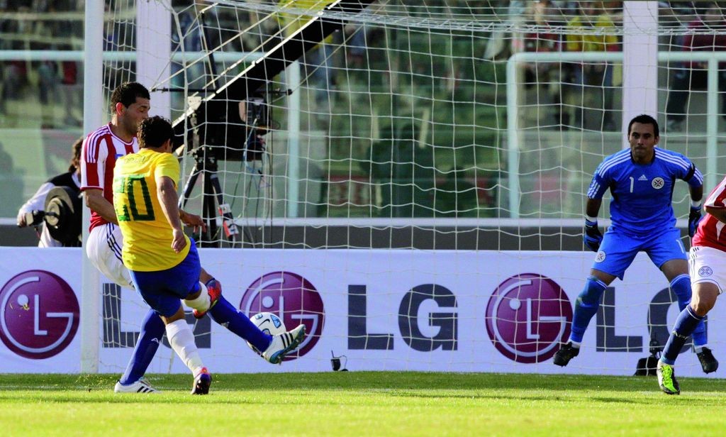 Dois atos de Brasil x Paraguai: o paranaense Jadson chuta para marcar o primeiro gol brasileiro...
