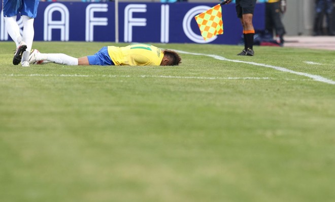 ...enquanto Neymar mais uma vez decepcionou com a camisa amarela | 