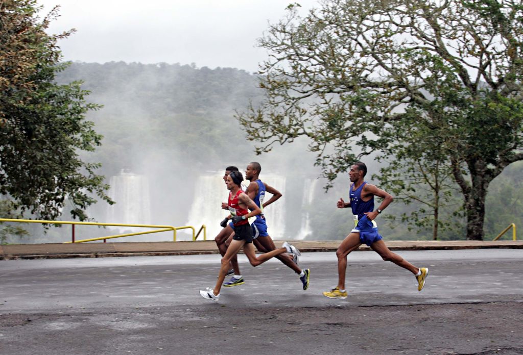 Corrida em Foz do Iguaçu tem como ponto forte a paisagem das Cataratas | Christian Rizzi/ Gazeta do Povo