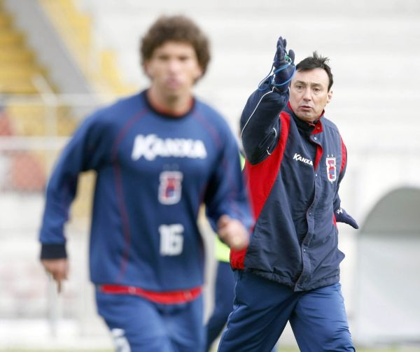 Roberto Fonseca orienta o meia Wellington, que fica à disposição para o jogo de amanhã com a Ponte Preta, na Vila | Daniel Castellano/ Gazeta do Povo
