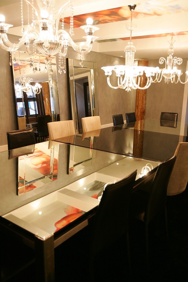 Sala de Jantar com Toilette, da arquiteta Carla Kiss - Mesa Guará, R$ 5.955,60 cada / cadeiras Eduarda, R$ 509,60 cada / Espelho Matrix, R$ 1.470 cada. Produtos da Inove | 