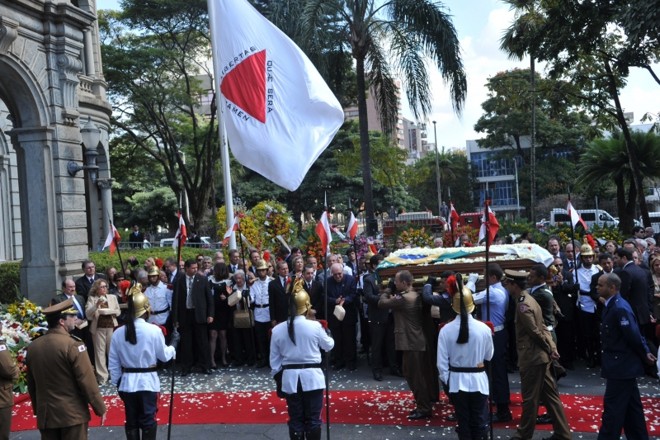 Coberto com as bandeiras do Brasil e de Minas Gerais, o caixão foi transportado em carro aberto pelo Corpo de Bombeiros | 