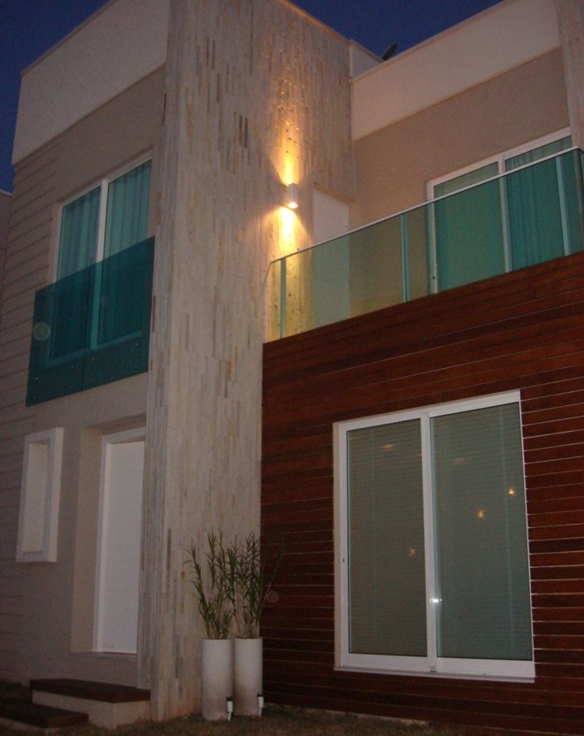 Pedra e madeira- Para a fachada dessa residência em Curitiba, as arquitetas Fernanda Bório e Mariana Stockler utilizaram revestimentos de pedra e madeira certificadas. Parte da parede externa recebeu uma espécie de mosaico de pedras São Tomé, de cor clara e textura lisa, feito de placas de 30 por 3 centímetros. 