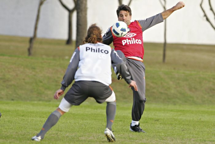 Renato Gaúcho descontraiu o clima participando do rachão com os jogadores | Marcelo Elias / Gazeta do Povo