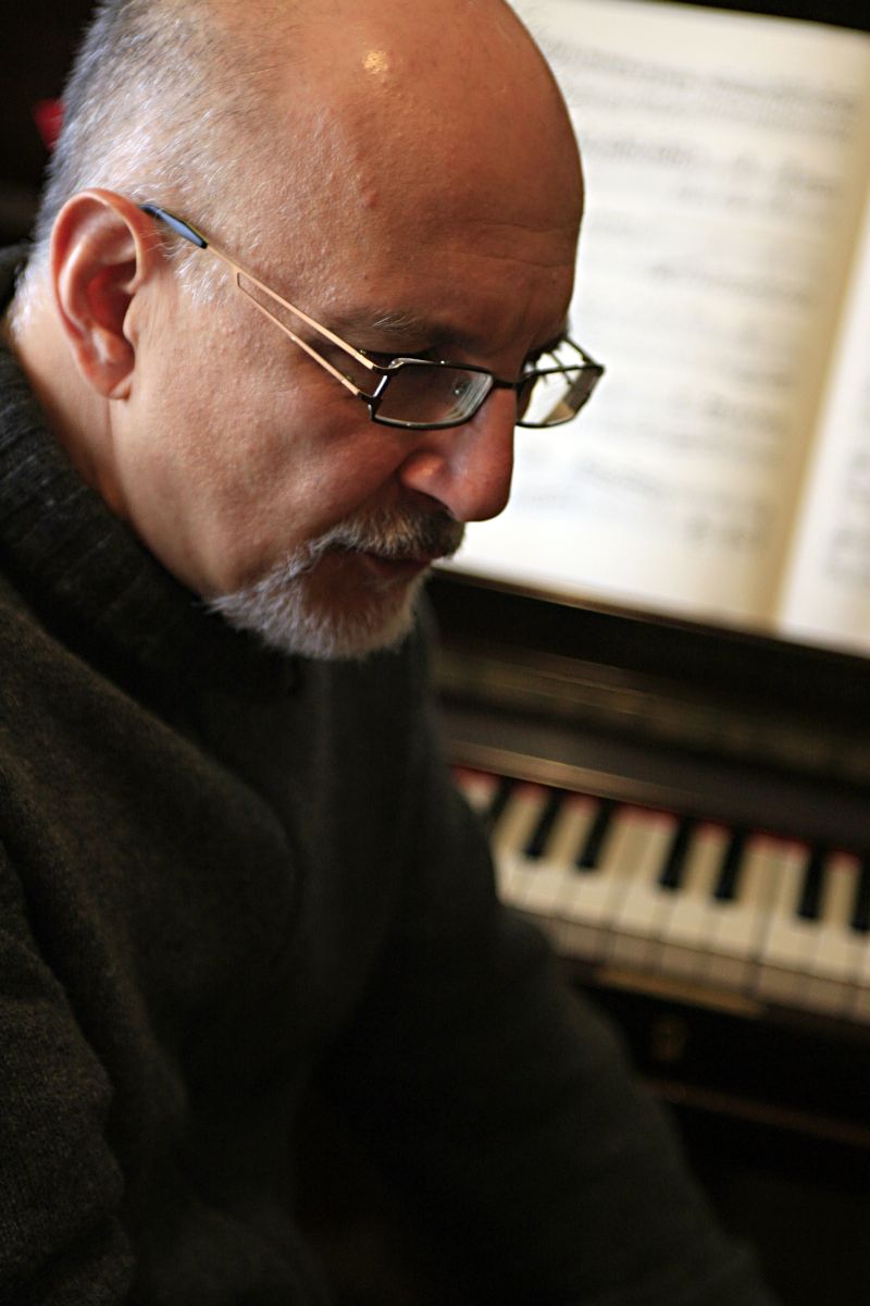 O regente e professor Osvaldo Colarusso, em seu estúdio com cerca de três mil partituras: o Brasil precisa mais de maestros com visão didática do que de estrelas da regência | Priscila Forone/Gazeta do Povo