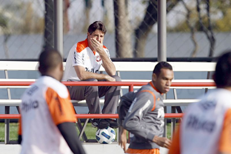 O técnico Renato Gaúcho observa o treinamento do Atlético, ontem à tarde, no CT do Caju. Técnico tenta amenizar os erros com treinos de fundamento, mas atribui má fase também à questão emocional | Albari Rosa/ Gazeta do Povo