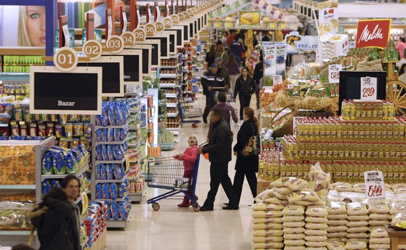 Fusão de redes rivais aumenta o poder de barganha com os fornecedores, mas essa economia não é, necessariamente, repassada aos consumidores | Rodolfo Buhrer/Arquivo /Gazeta do Povo