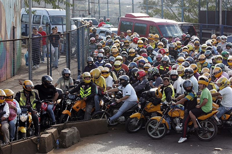 Motoqueiros se espremem para ter preferência na vistoria da aduana, em Foz: fila do engarrafamento chegou a dois quilômetros | Christian Rizzi/ Gazeta do Povo
