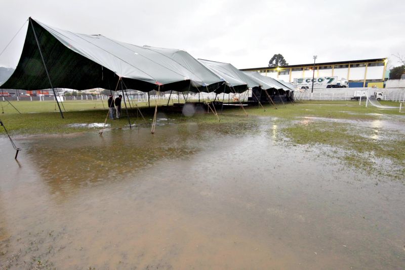 A tenda onde Dilma assinaria o milésimo contrato de habitação rural ficou inundada; cerimônia ocorrerá em escola | Albari Rosa/ Gazeta do Povo