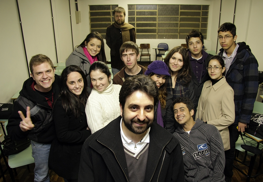 O coordenador, Allan Valenza da Silveira (à frente dos alunos), conta que o curso é pioneiro e está formando a primeira turma neste ano. | Hugo Harada/ Gazeta do Povo